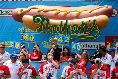 Florida couple competes in annual Nathan’s hot dog eating contest